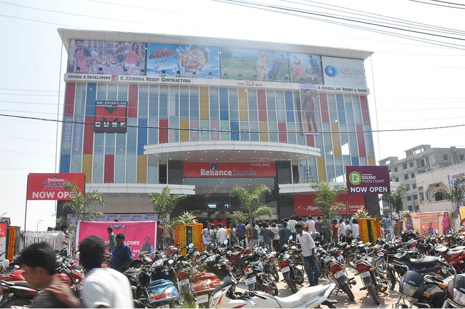 Ram-Charan-and-Samantha-Launch-Asian-Cinema-Theaters